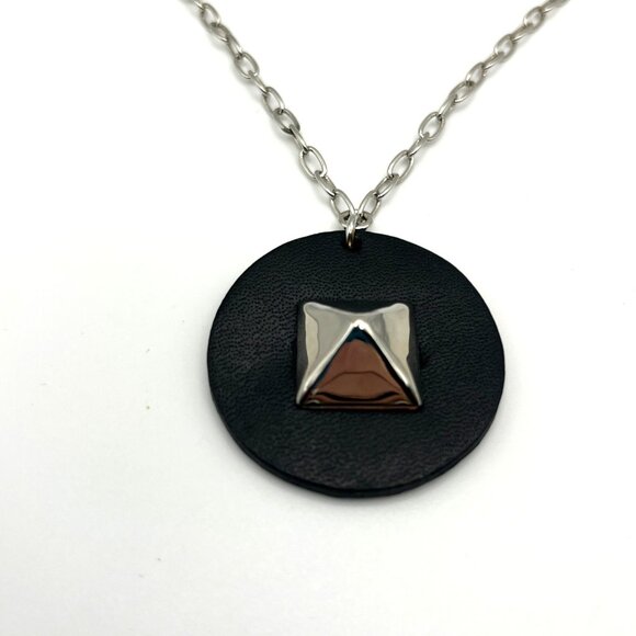 VTG Cookie Lee Necklace Pyramid Pendant on Faux Leather‎ Circle Silver Tone NEW - Picture 2 of 4